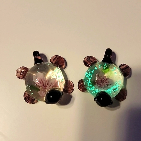 NEW Handcrafted Blown Art Glass Purple Turtle Charm Pendant Luminescent Specks - Picture 8 of 9